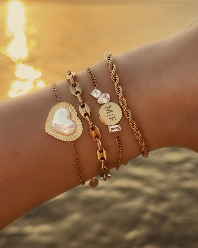 Gouden armparty om pols