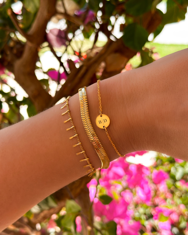 model draagt gouden armparty set