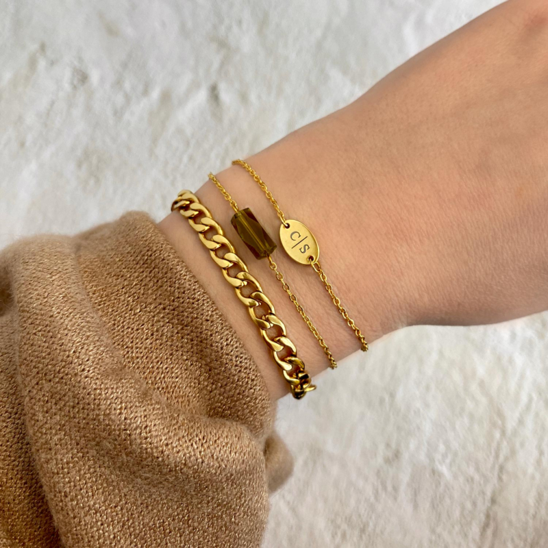 Gouden armparty bij model