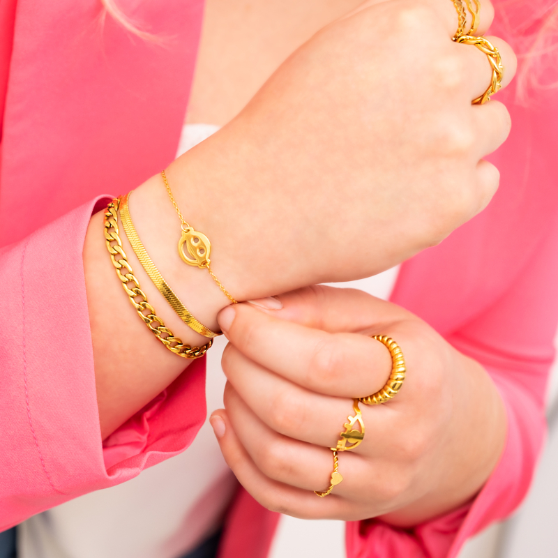 Model draagt gouden sieraden