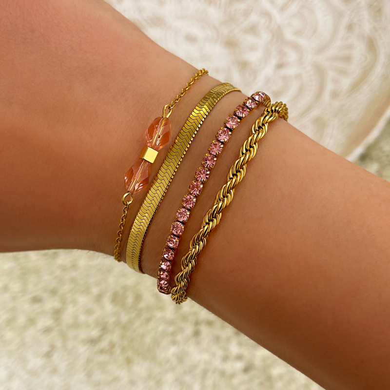 Mix van goudkleurige armbanden