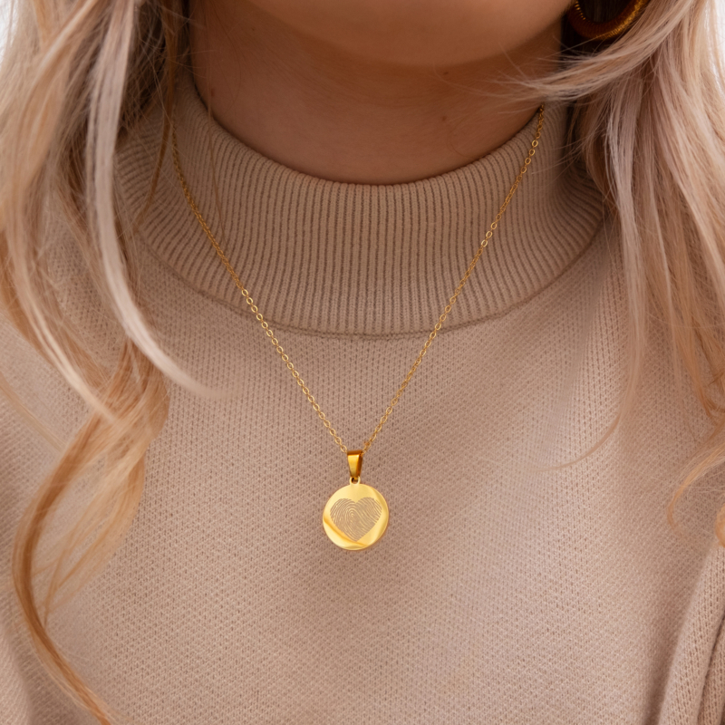 ketting met gravering in goud om nek model