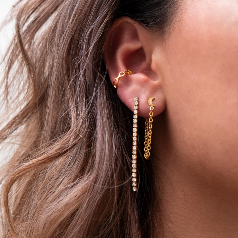 Gouden oorbellen in oor