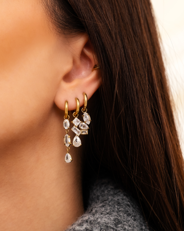 Steentjes oorbellen in oor