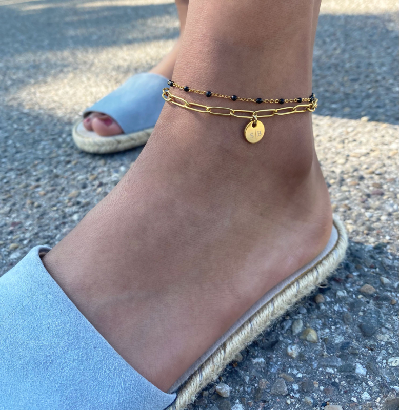 Mix van gouden enkelbandjes om enkel bij vrouw