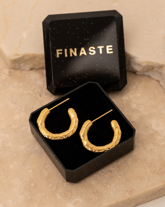 Gouden hammered oorringetjes in sieradendoosje