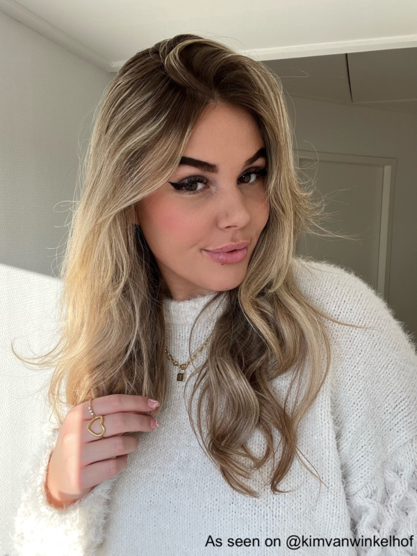 Influencer draagt gouden ring