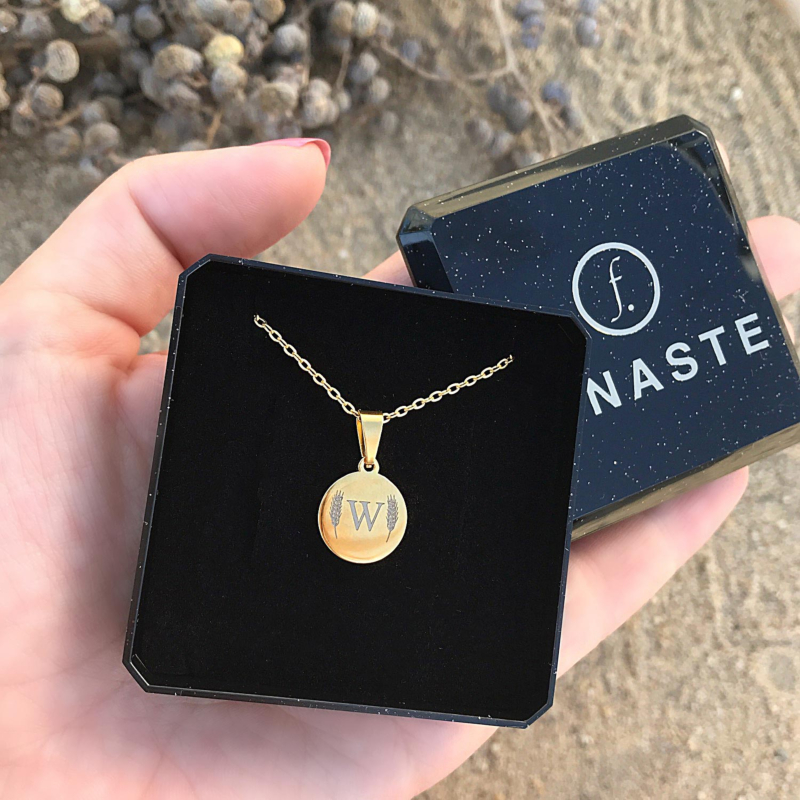 Ketting met letters in een sieradendoosje met gravering