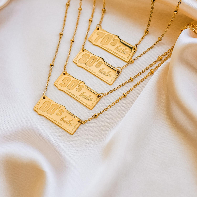 Jaartal kettingen met quote op satijn