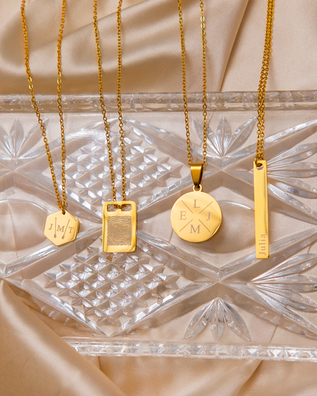 gouden staafketting graveerbaar op glazen achtergrond