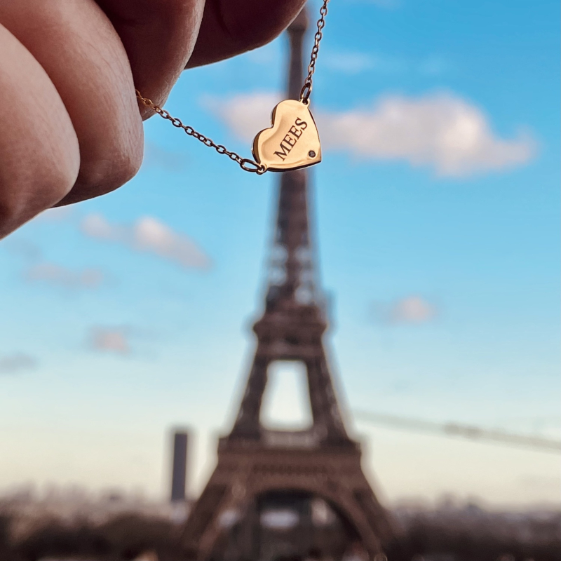 Goudkleurige ketting graveerbaar bij de eiffeltoren