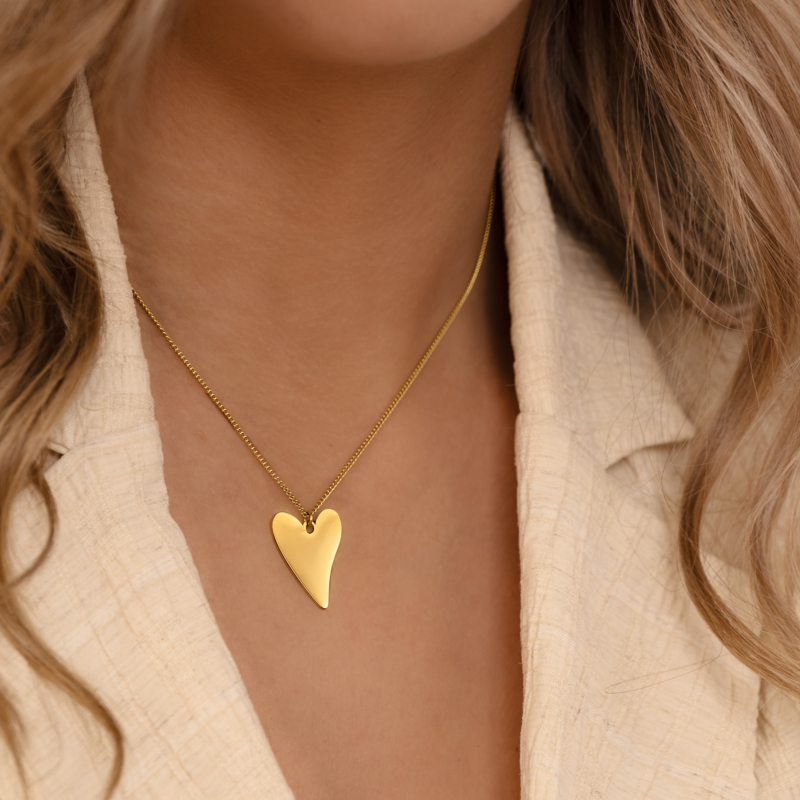 Sweet heart ketting goudkleurig om hals van model