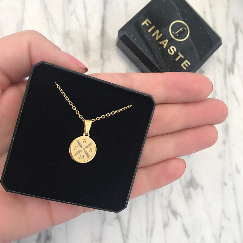 Gouden ketting met vier letters in een sieradendoosje