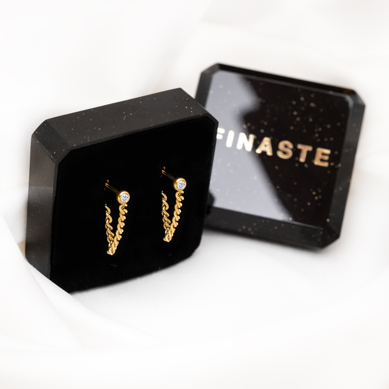 Gouden ketting oorbellen met steentje in sieradendoosje