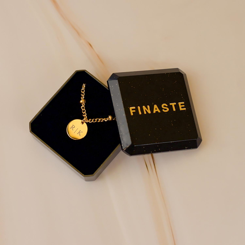 Ketting met jouw naam en gravering in een sieradendoosje