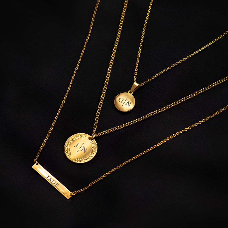 Drie kettingen met initialen