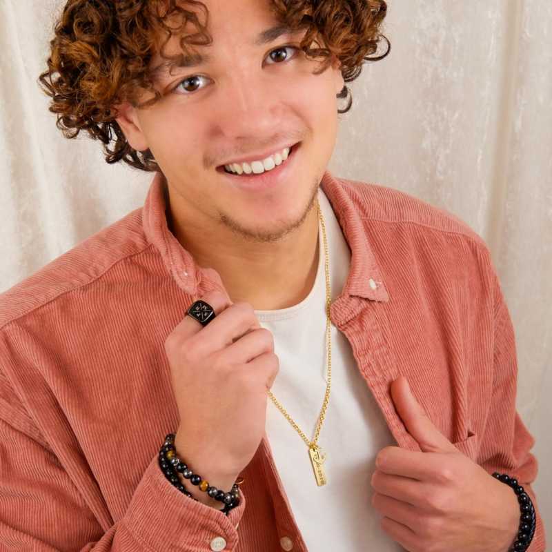 Man met sieraden van DRKS om te kopen