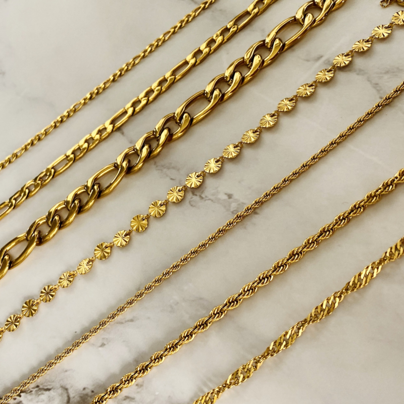 Mooie kettingen op een marmer plaatje