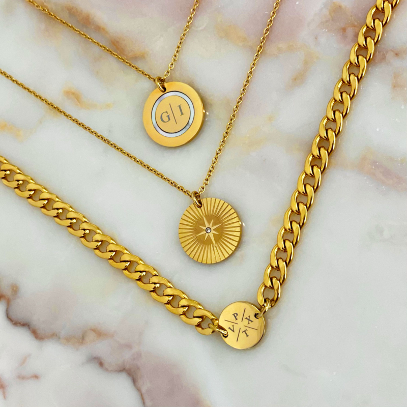 Mooie set met kettingen op een marmer plaatje