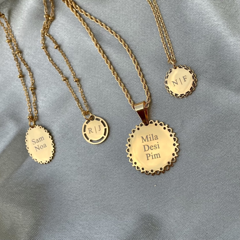 Gouden kettingen met namen en initialen