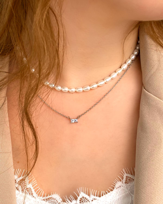 kettingen met sparkle en parel details om model