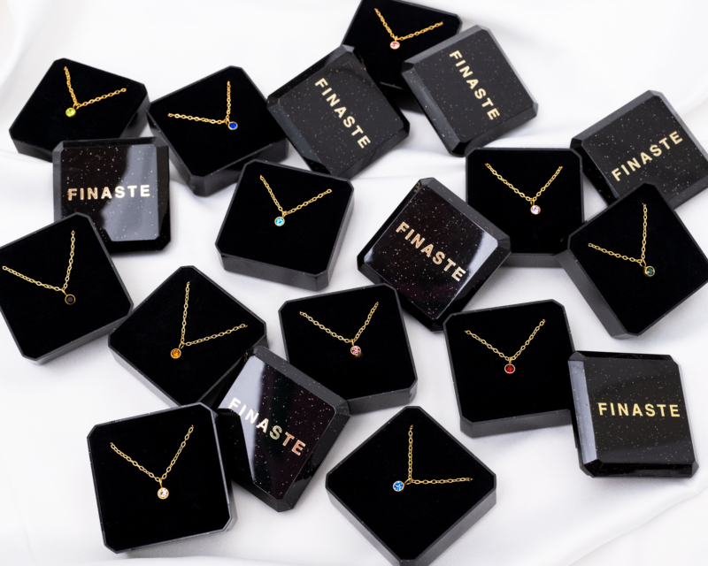 Gouden birthstone kettingen