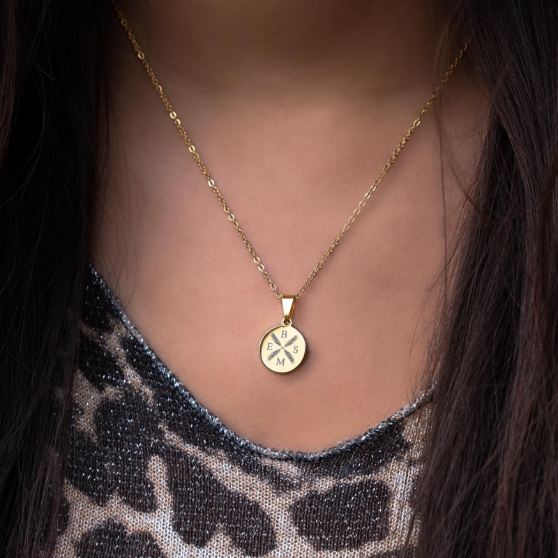 Gouden ketting met letters om de hals bij leopard top