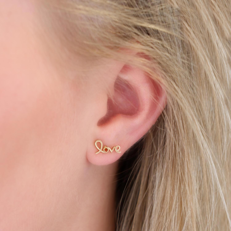 Trendy oorbellen met een love stud om te kopen