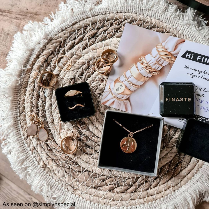 mix van gouden drks en finaste sieraden in sieradendoosjes