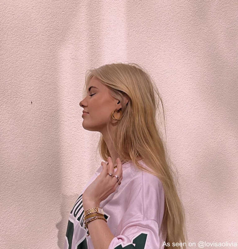 Influencer draagt gouden sieraden van finaste