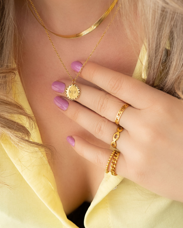 Gouden sieraden look met kettingen en ringen