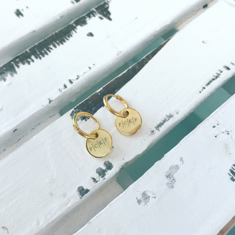 oorbellen met gratis gravering op een houten plaat met letters