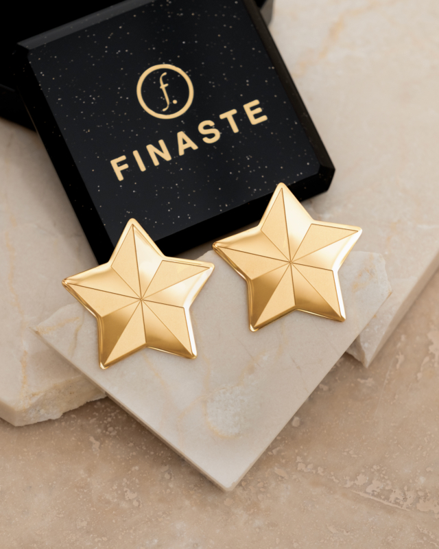 Gouden oorbellen in sieradendoosje