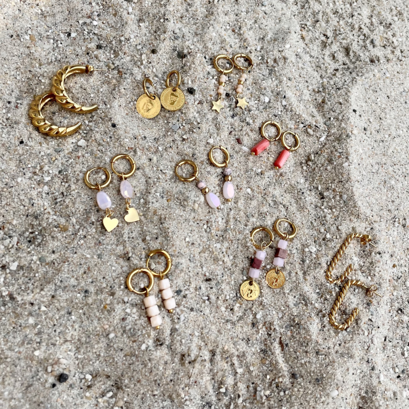 Gouden oorringetjes met kleurrijke bedels