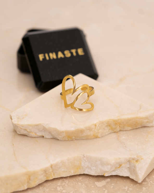 Gouden ring om vinger