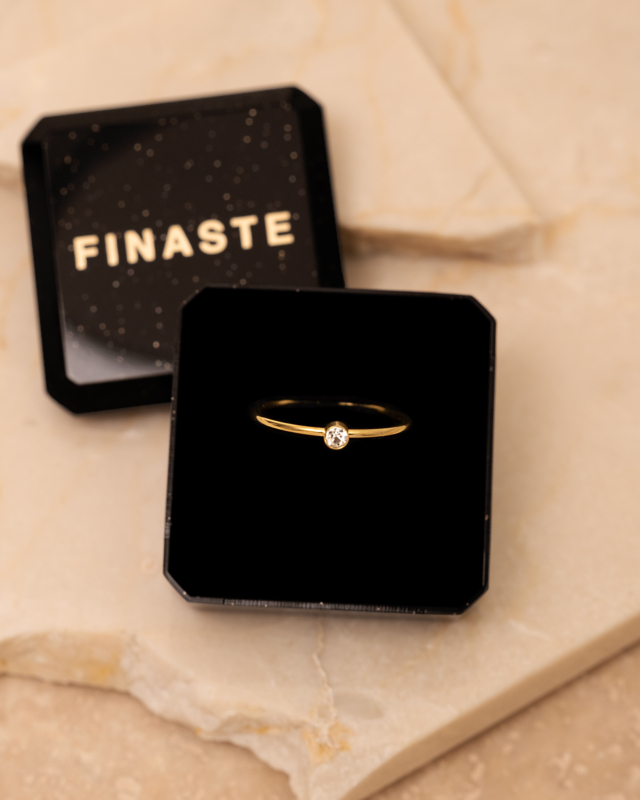 Ring met steentje in sieradendoosje