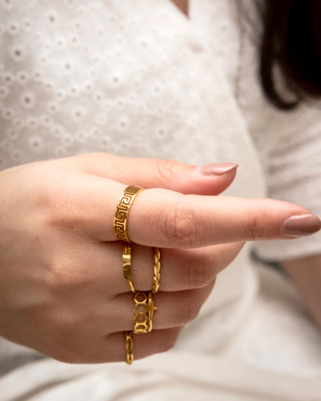 Gouden ringen gemixt met elkaar