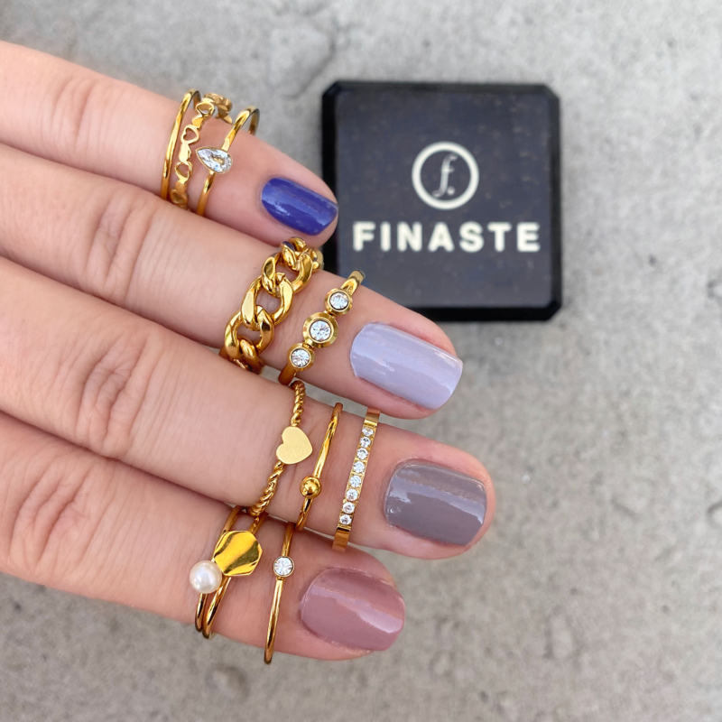 Mix van goud kleurige ringen om vingers