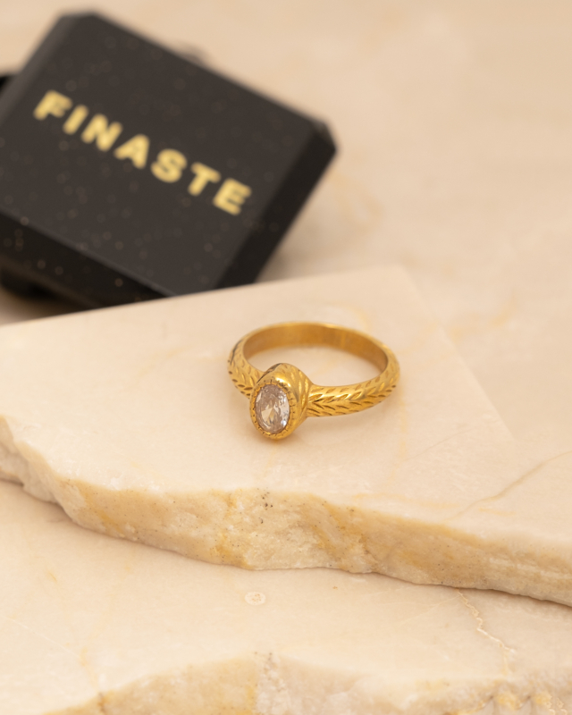 Gouden ring met steentje