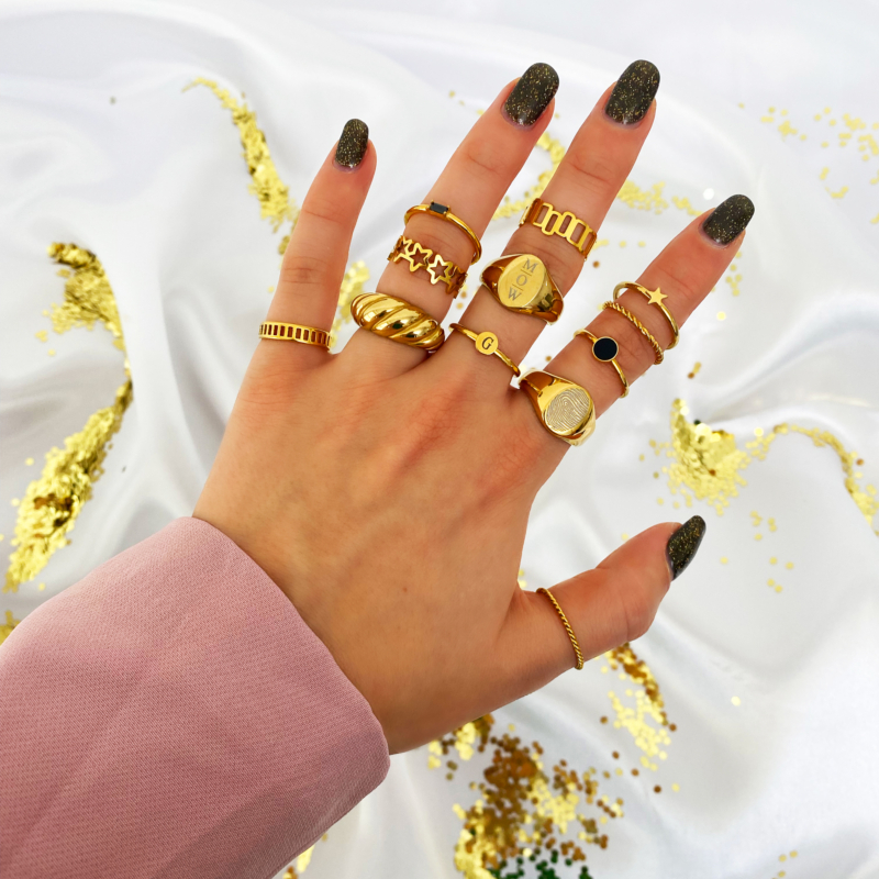 gouden ringen om vingers vrouw