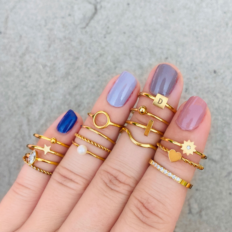 Mix van ringen om vingers in de kleur goud