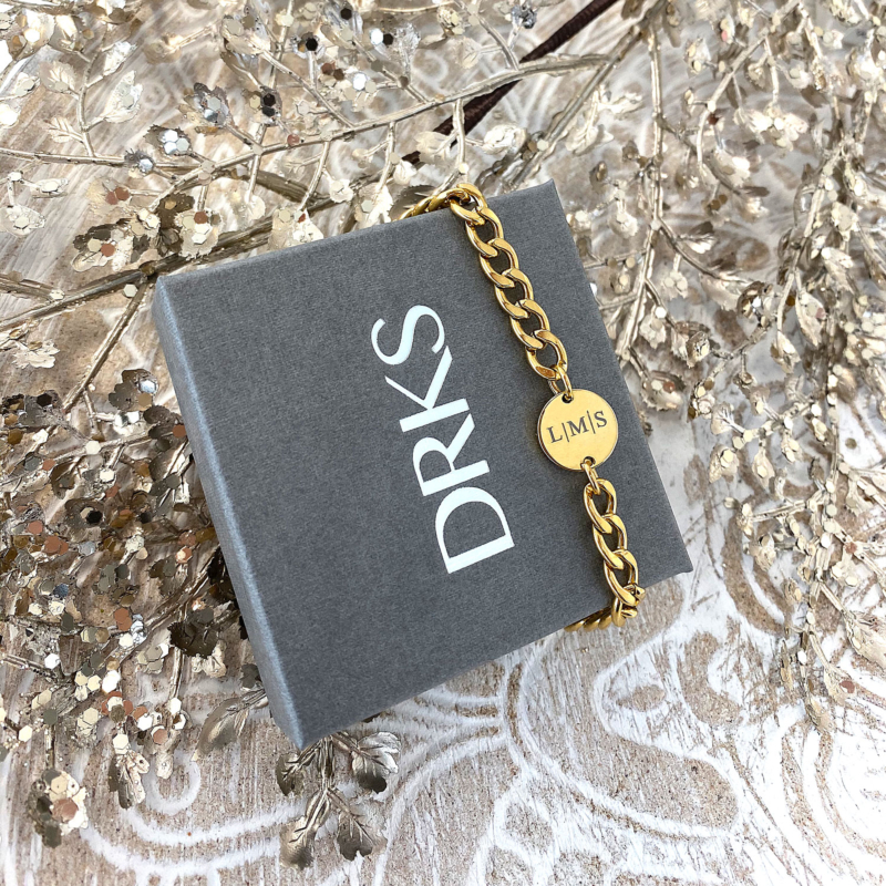 Gouden armband om een sieradendoosje voor een complete look
