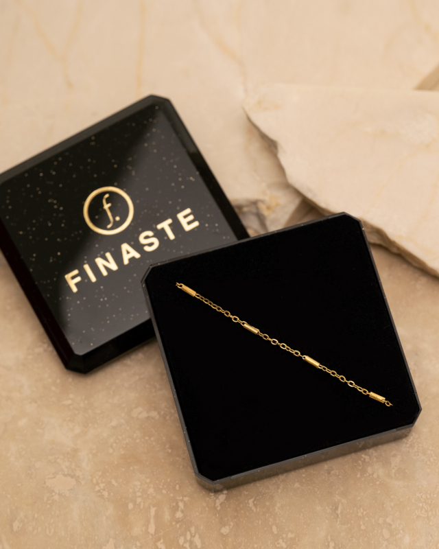 Gouden armbandje met schakels in sieradendoosje