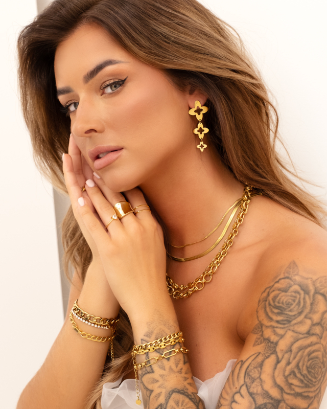 Model draagt gouden sieraden look