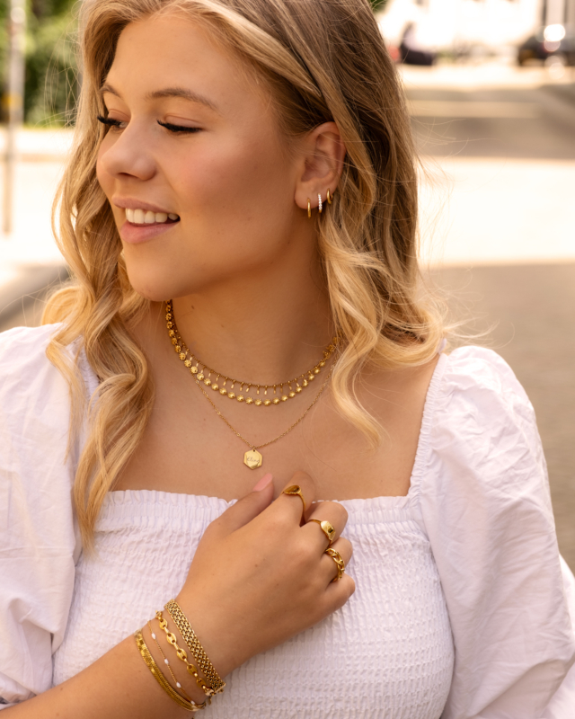Model draagt gouden sieraden look