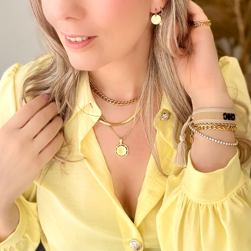 Vrouw draagt gouden tennis bracelet om pols