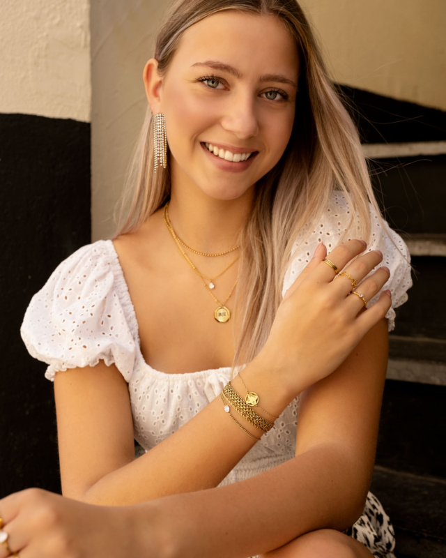 Model draagt gouden sieraden