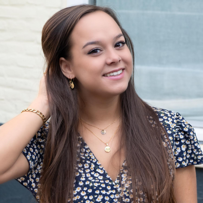 Vrouw draagt graveerbare ketting samen met oorbellen