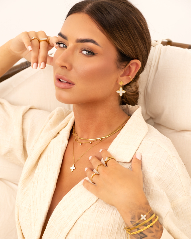 gouden sieraden look bij model