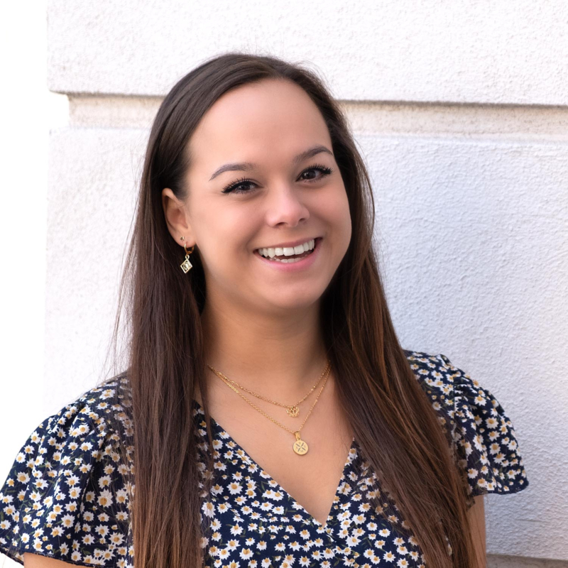 Graveerbare gouden ketting om de hals samen met sterrenbeeld ketting